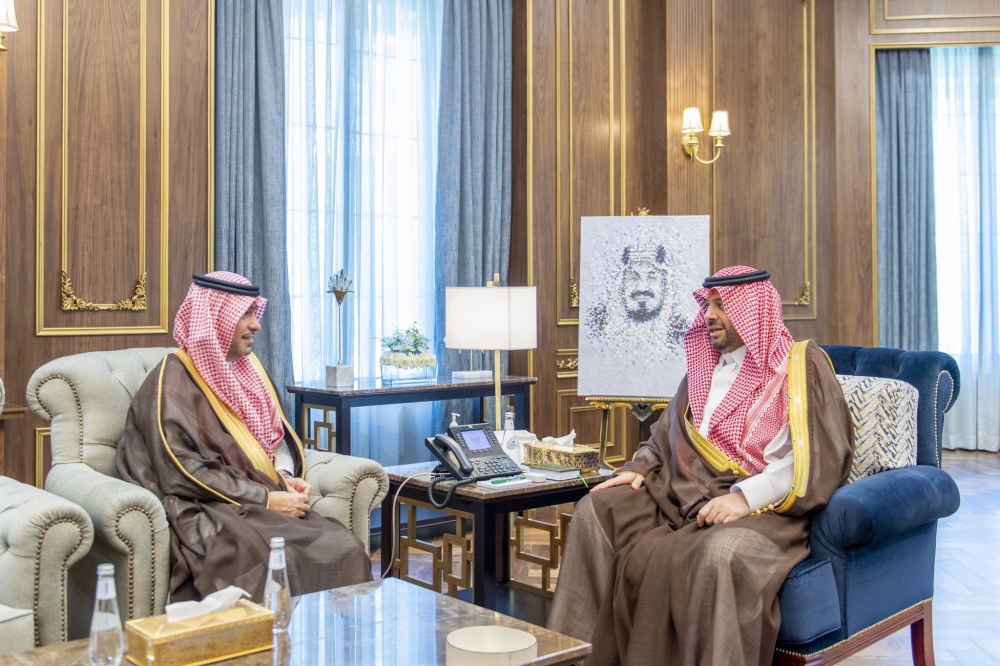 سمو أمير منطقة الحدود الشمالية يستقبل وزير الشؤون البلدية والقروية والإسكان