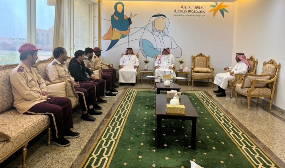 مدير فرع وزارة الموارد البشرية بالحدود الشمالية يكريم المتميزين من حراس الأمن