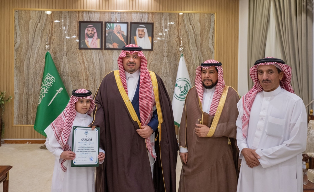 سمو أمير الحدود الشمالية يكرِّمُ الطالبَ الرويلي لحصوله على المركز الأول على مستوى المملكة في تخصص العلوم