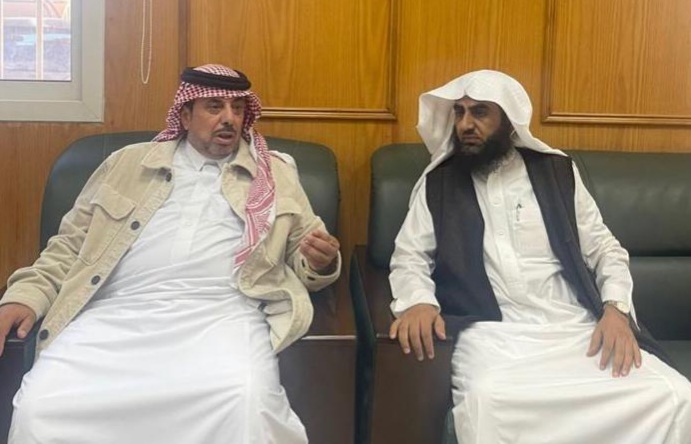 مدير إدارة الإشراف التربوي بتعليم الحدود الشمالية الأستاذ محمد داوود العطيوي يقوم بزيارة إلى متوسطة وثانوية المعهد العلمي بعرعر