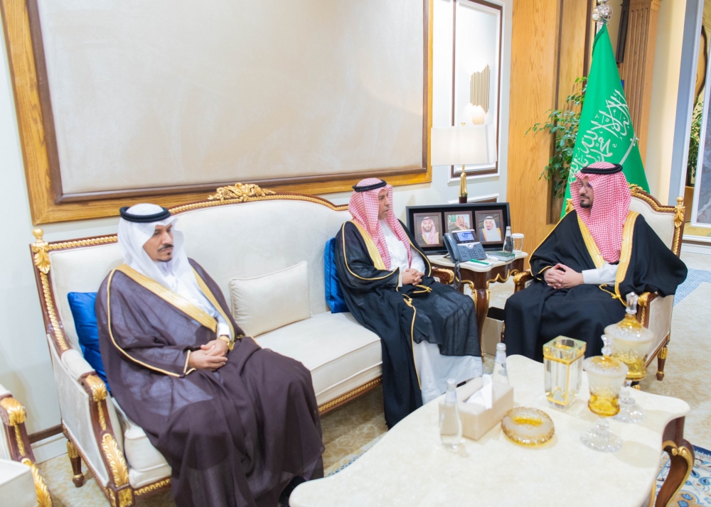 سمو نائب أمير الحدود الشمالية يستقبل مدير فرع التأمينات الاجتماعية