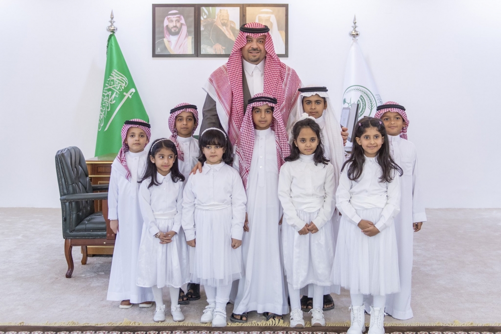 سمو أمير الحدود الشمالية يلتقي عددًا من أطفال محافظة طريف بمناسبة اليوم العالمي للطفل