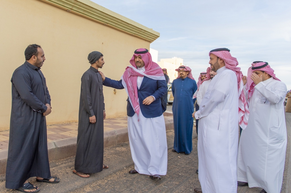 سمو أمير الحدود الشمالية يتفقد أحياء محافظة طريف