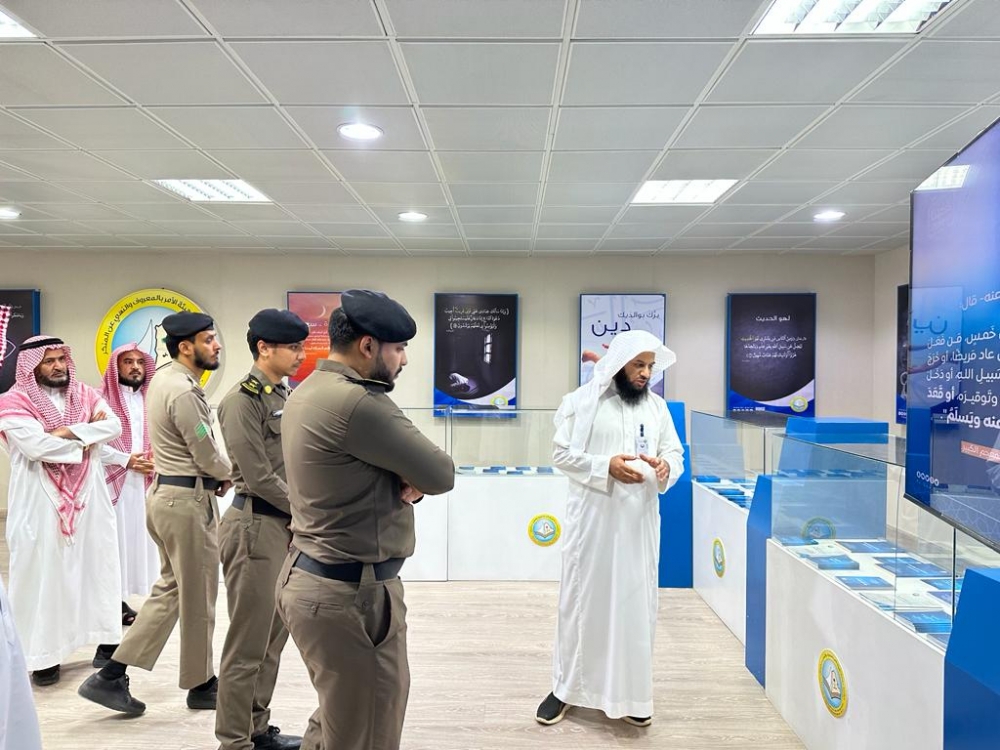 المعرض التوعوي بفرع هيئة الأمر بالمعروف بمنطقة الحدود الشمالية يستقبل عدداً من ضباط وأفراد منسوبي الشرطة بالمنطقة