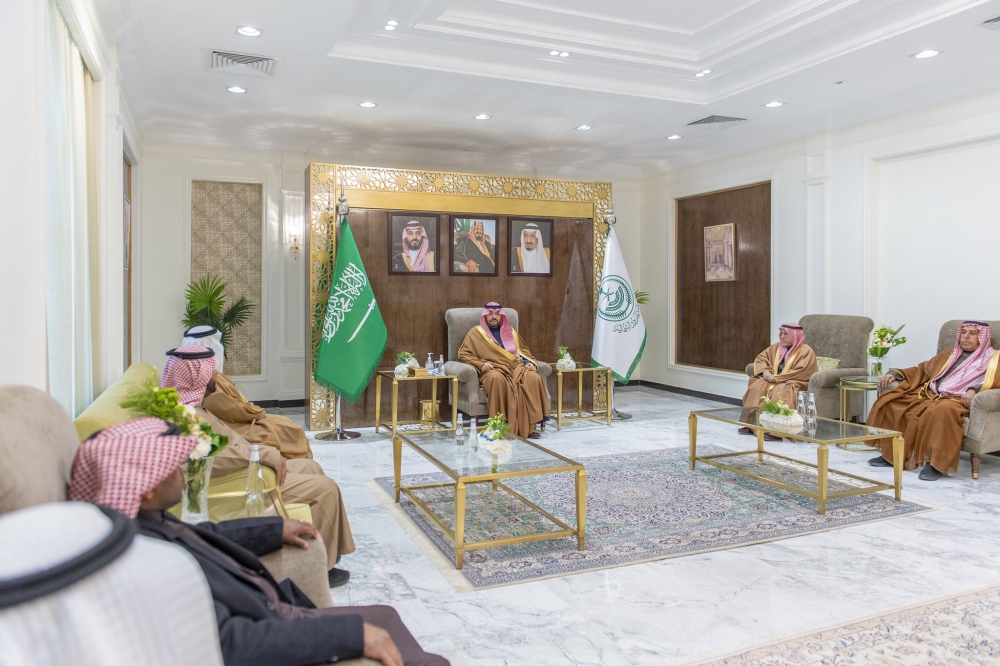 سمو أمير منطقة الحدود الشمالية يلتقي مُربّي ومنتجي المواشي وعدداً من النحالين والمزارعين
