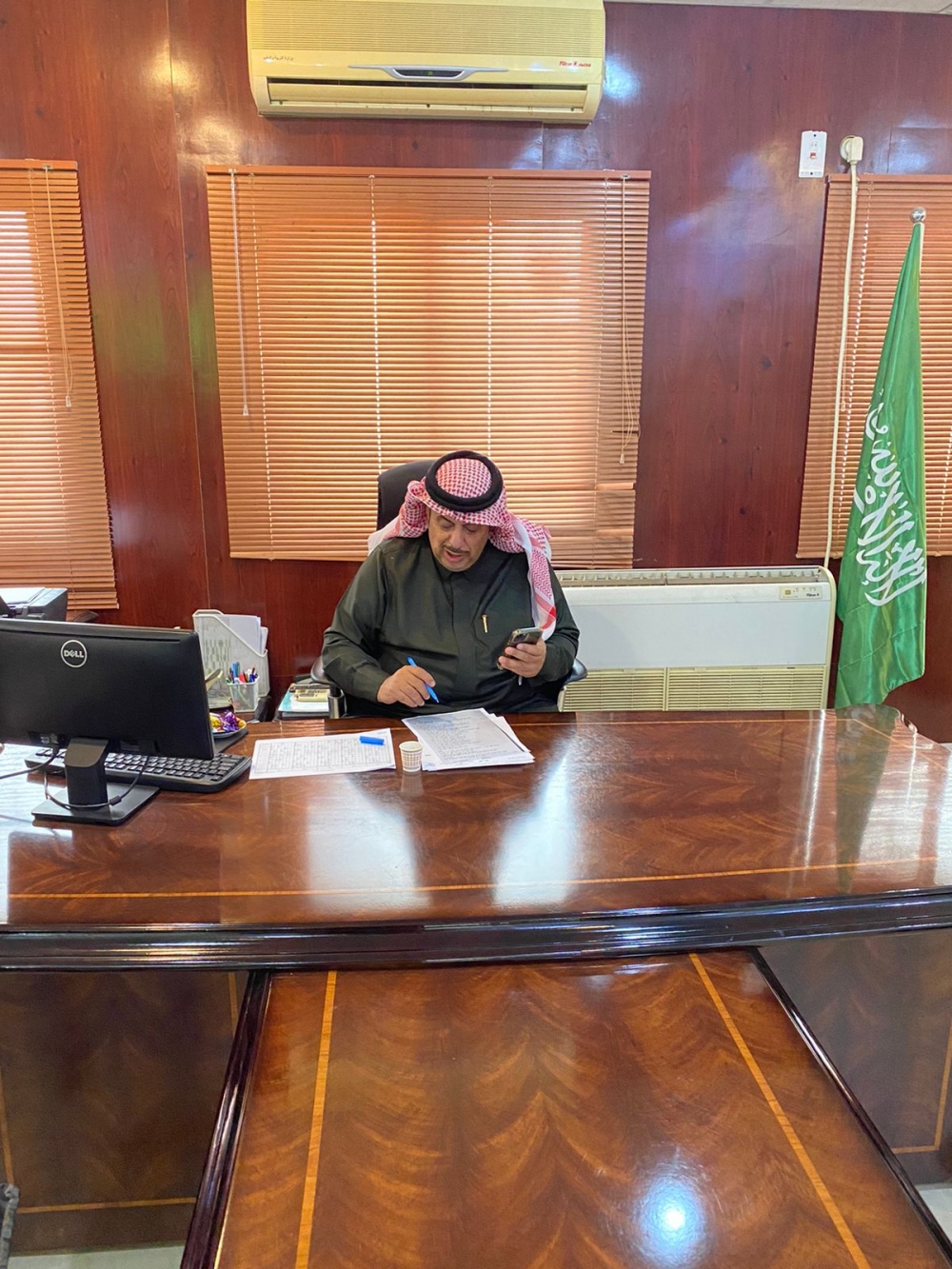 مدير الإشراف التربوي بتعليم الحدود الشمالية الأستاذ محمد داوود العطيوي يعقد لقاء عن (بعد) لمدراء المدارس في عرعر