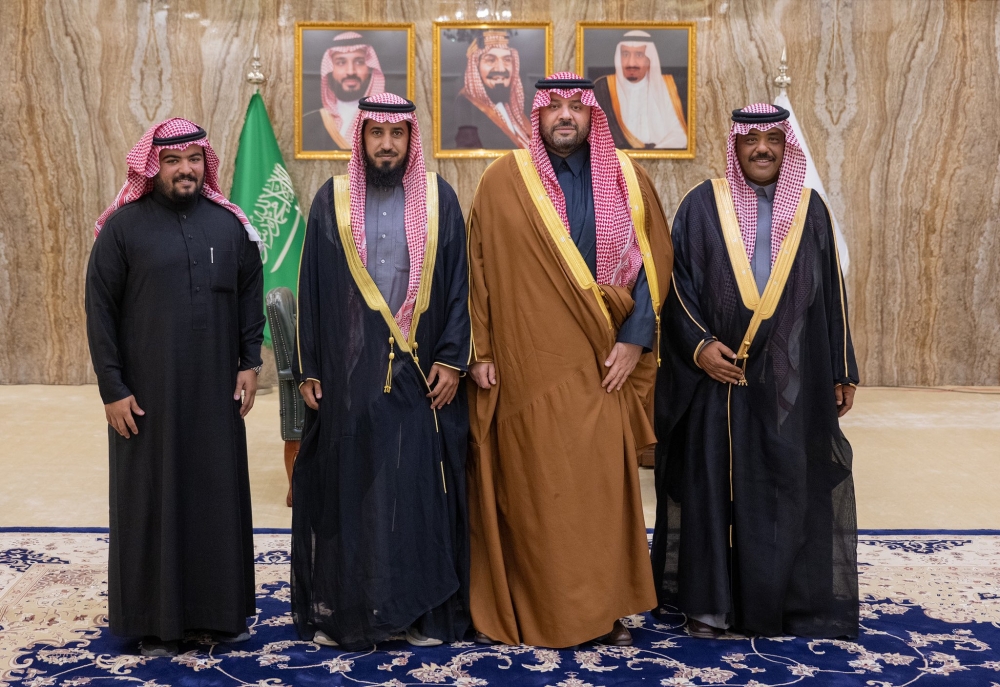 سمو أمير منطقة الحدود الشمالية يلتقي رؤساء الجمعيات الأهلية بمحافظة العويقيلة