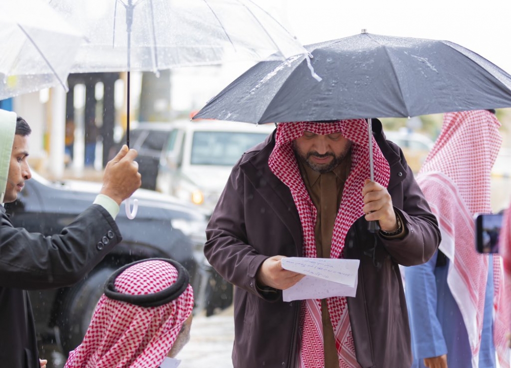 سمو أمير الحدود الشمالية يتفقد أحياء محافظة العويقيلة