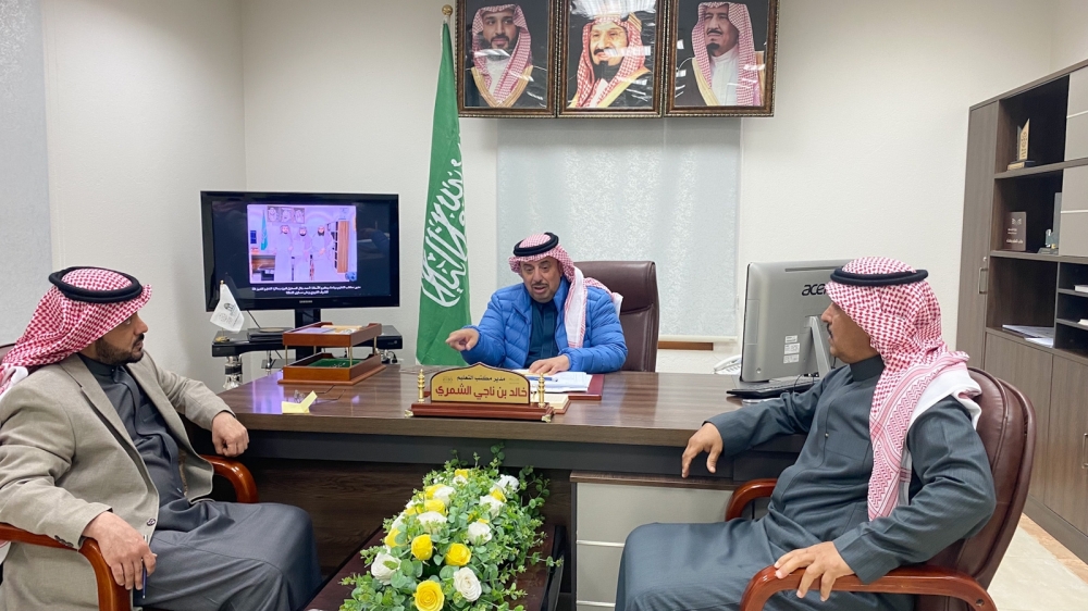 مدير الإشراف التربوي بتعليم الحدود الشمالية الأستاذ : محمد داوود العطيوي يعقد اجتماعاً بمشرفي مكتب تعليم رفحاء ويؤكد على وجود ملف إنجاز للمكتب