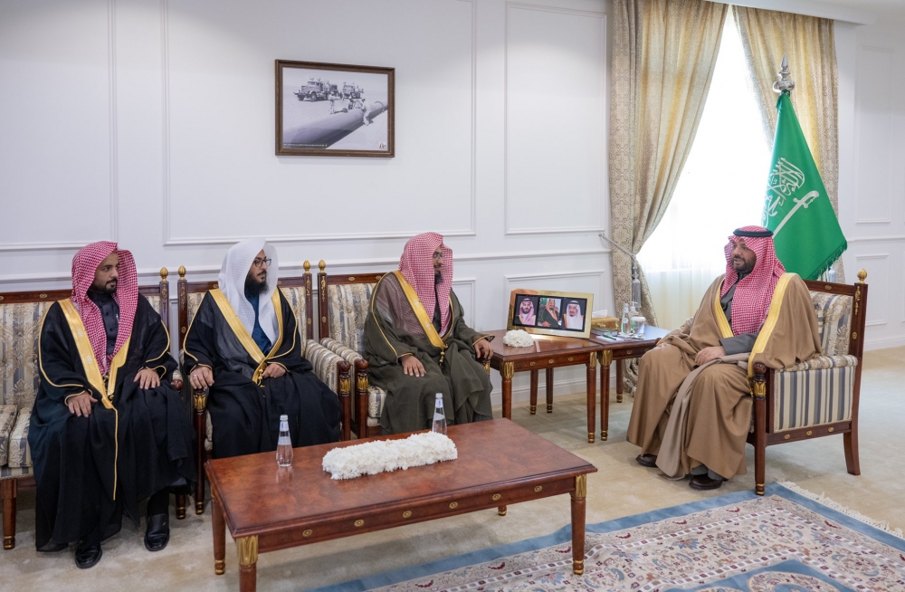 سمو أمير منطقة الحدود الشمالية يستقبل رئيس المحكمة العامة برفحاء وعدداً من القضاة