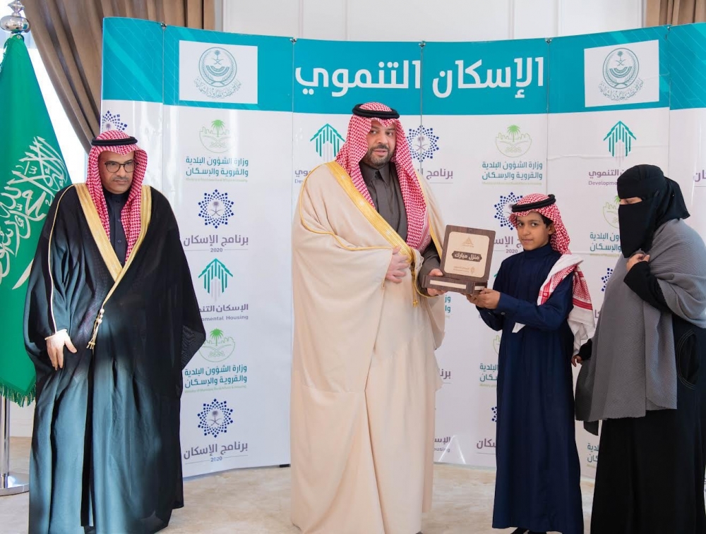 سمو أمير الحدود الشمالية يسلّم مفاتيح وحدات الإسكان التنموي للمسجلين في جمعية رعاية الأيتام برفحاء