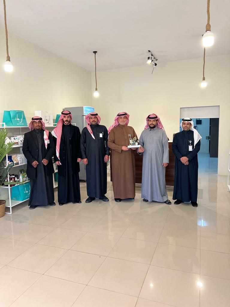 مدير فرع وزارة الموارد البشرية بالحدود الشمالية يكريم المنشآت المتميزة بمحافظة رفحاء ضمن مبادرة