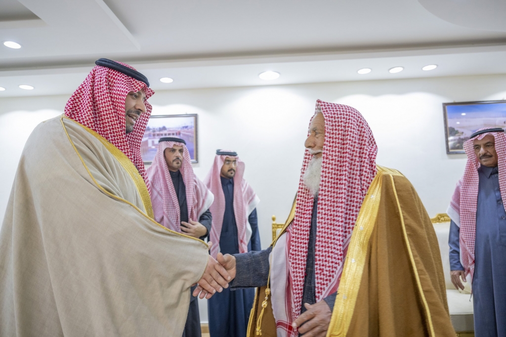 سمو أمير الحدود الشمالية يستقبل المواطنين بمركز لينه