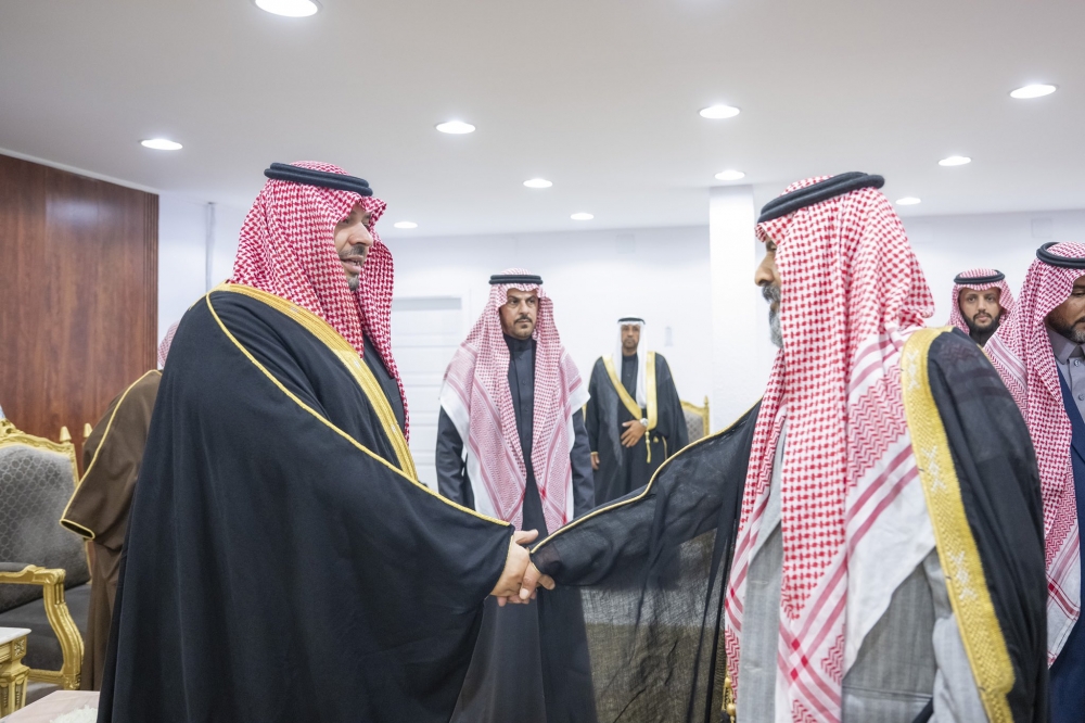 سمو أمير الحدود الشمالية يستقبل المواطنين بمركز الشعبة