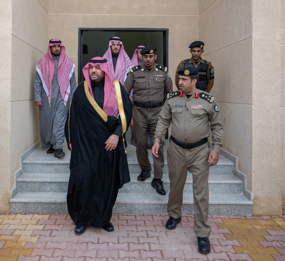 سمو أمير الحدود الشمالية يتفقد مركز أنطلاق دوريات أمن الطرق في مركز لينه