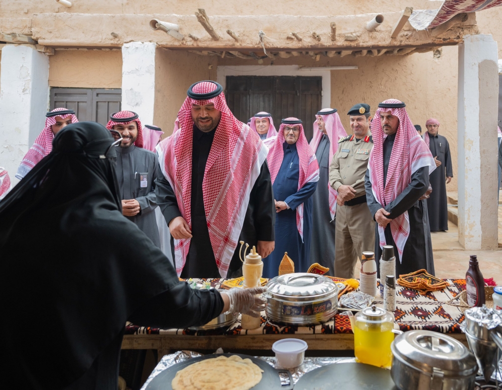 سمو أمير الحدود الشمالية يزور مهرجان