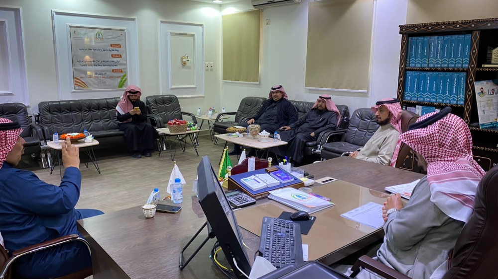 مدير الإشراف التربوي بتعليم الحدود الشمالية يعقد لقاء بمدراء مكاتب التعليم بالمنطقة