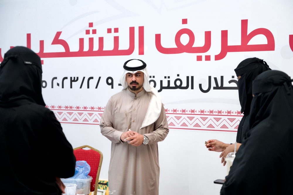 الفنان التشكيلي عبدالله الضميري يقيم ورشة حروفيات في ملتقى طريف التشكيلي الأول