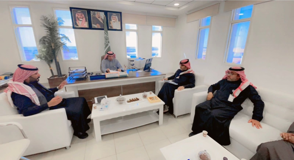 وفد من جامعة الحدود الشمالية يقوم بزيارة فرع وزارة الموارد البشرية بالمنطقة