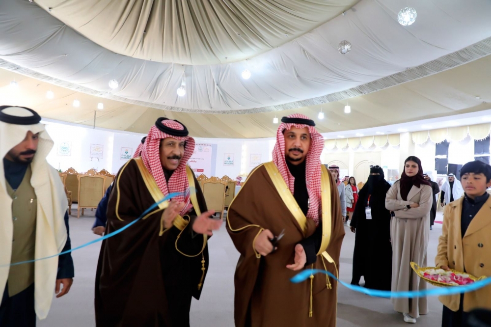 سعادة وكيل امارة الحدود الشمالية للشؤون الأمنية يفتتح معرض الملتقى التشكيلي بطريف