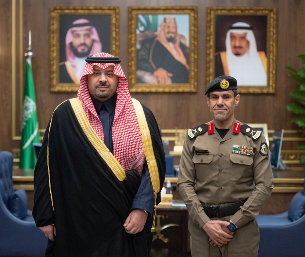 سمو أمير الحدود الشمالية يقلد مساعد مدير الشرطة بالمنطقة رتبته العسكرية الجديدة