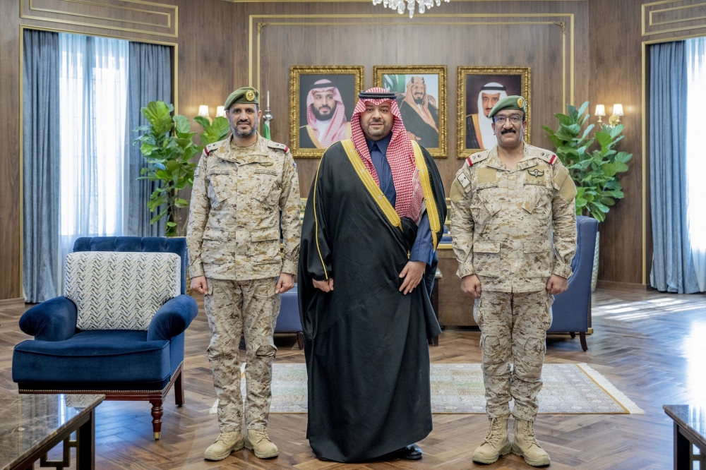 سمو أمير منطقة الحدود الشمالية يستقبل قائد قوة رفحاء السابق وقائد القوة المعين حديثًا
