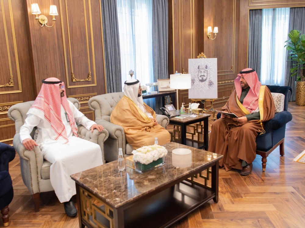 سمو الأمير فيصل بن خالد بن سلطان يستقبل مديرَي فرعي وزارة البيئة ومركز