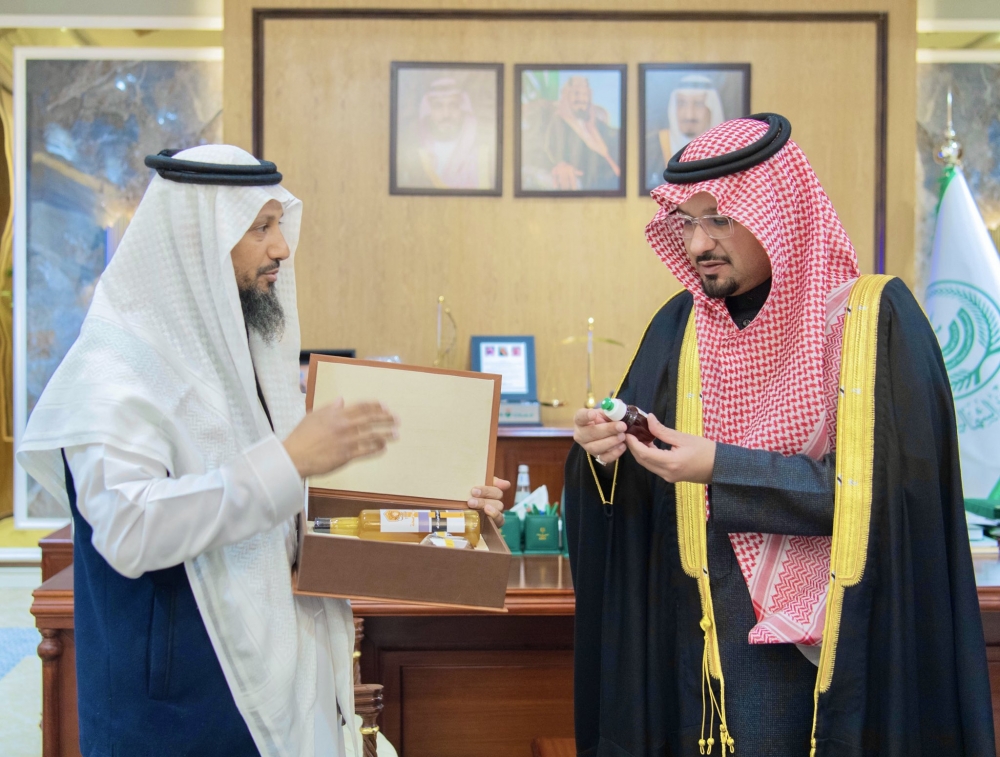 سمو نائب أمير الحدود الشمالية يستقبل النحال اليامي الحاصل على إحدى جوائز باريس العالمية للعسل