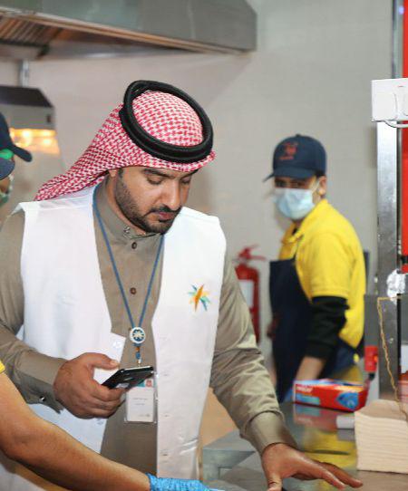 الفرق الرقابية بفرع وزارة الموارد البشرية بالحدود الشمالية تنفذ 128 جولة رقابية خلال الاسبوع الماضي