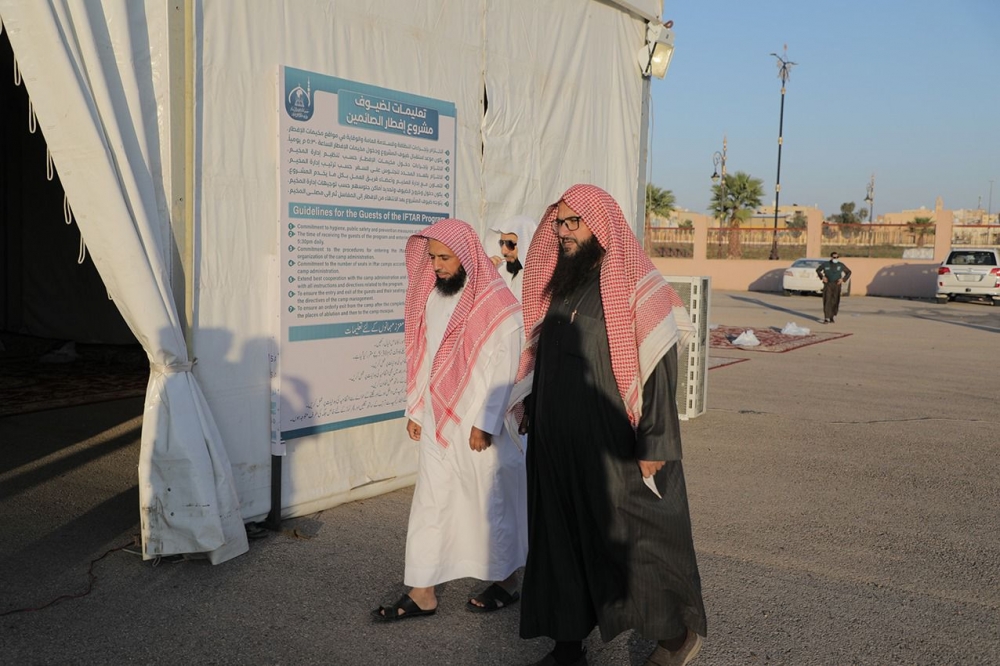 مدير عام فرع وزارة الشؤون الإسلامية والدعوة والإرشاد بمنطقة الحدود الشمالية يتفقد مشروع تفطير الصائمين
