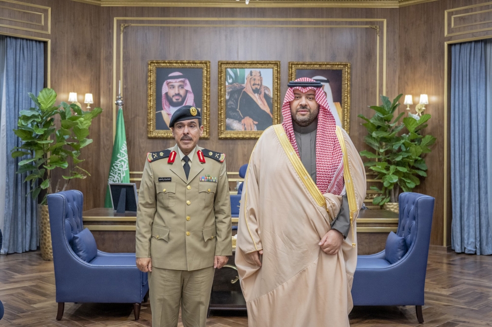 سمو أمير الحدود الشمالية يقلد قائد قوة أمن المنشآت بالمنطقة رتبته الجديدة