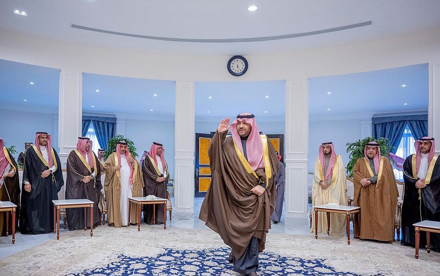 سمو أمير الحدود الشمالية يقيم مأدبة إفطار لأصحاب الفضيلة والقيادات العسكرية ومديري الإدارات وأهالي المنطقة