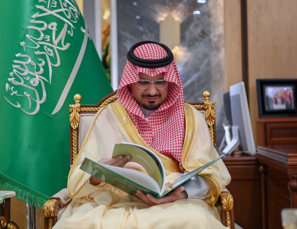 سمو نائب أمير الحدود الشمالية يتسلم التقرير السنوي لإدارة التسويق والتوعية الصحية بالمنطقة