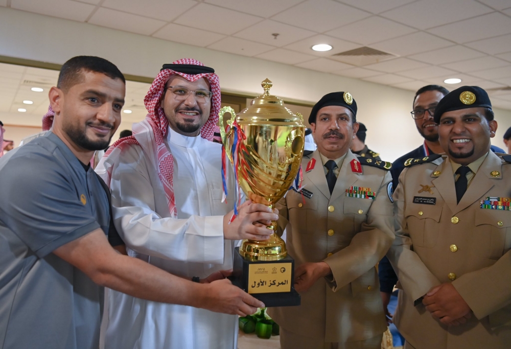 سمو نائب أمير الحدود الشمالية يتوج فريق حرس الحدود بكأس بطولة الشمال للقطاعين المدني والعسكري لكرة القدم