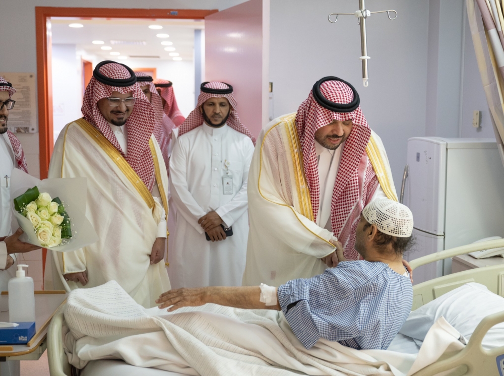 سمو أمير الحدود الشمالية يعايد المرضى المنومين في مستشفى الأمير عبدالعزيز بن مساعد بعرعر
