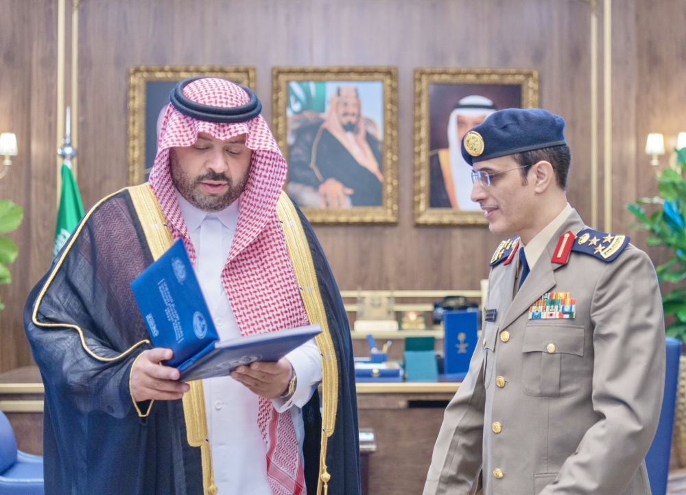 سمو أمير منطقة الحدود الشمالية يتسلم التقرير السنوي للدفاع المدني بالمنطقة