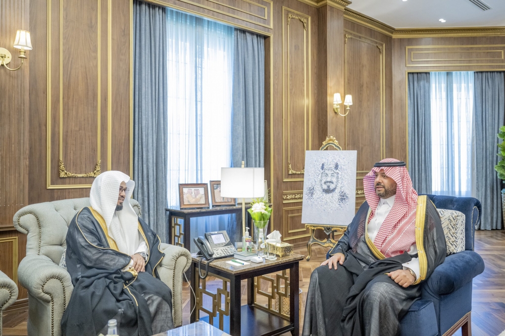 سمو أمير الحدود الشمالية يستقبل مدير فرع هيئة الأمر بالمعروف بالمنطقة