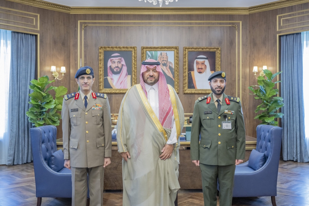 سمو أمير الحدود الشمالية يقلد مدير إدارة السجون ومدير الدفاع المدني بالمنطقة رتبتهما الجديدة