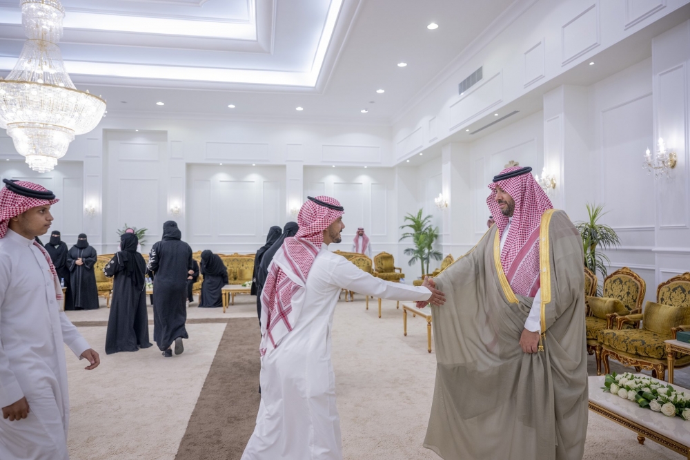 سمو أمير الحدود الشمالية يستقبل 100 متطوع ومتطوعة شاركوا في خدمة ضيوف الرحمن بمنفذ جديدة عرعر