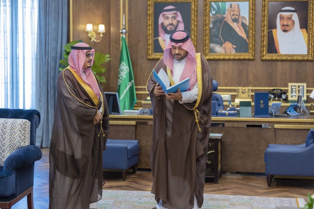 سمو أمير الحدود الشمالية يتسلم التقرير السنوي لمؤسسة البريد السعودي بالمنطقة للعام 2023