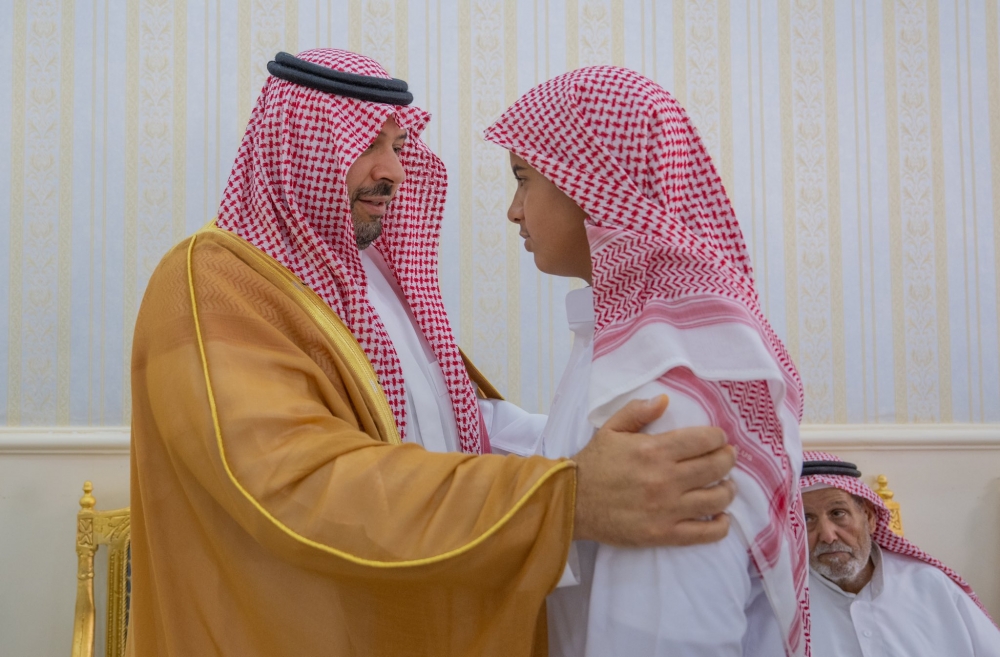 سمو أمير الحدود الشمالية يعزّي ذوي شهيد الواجب عبدالعزيز الفريح ويزور المصابين