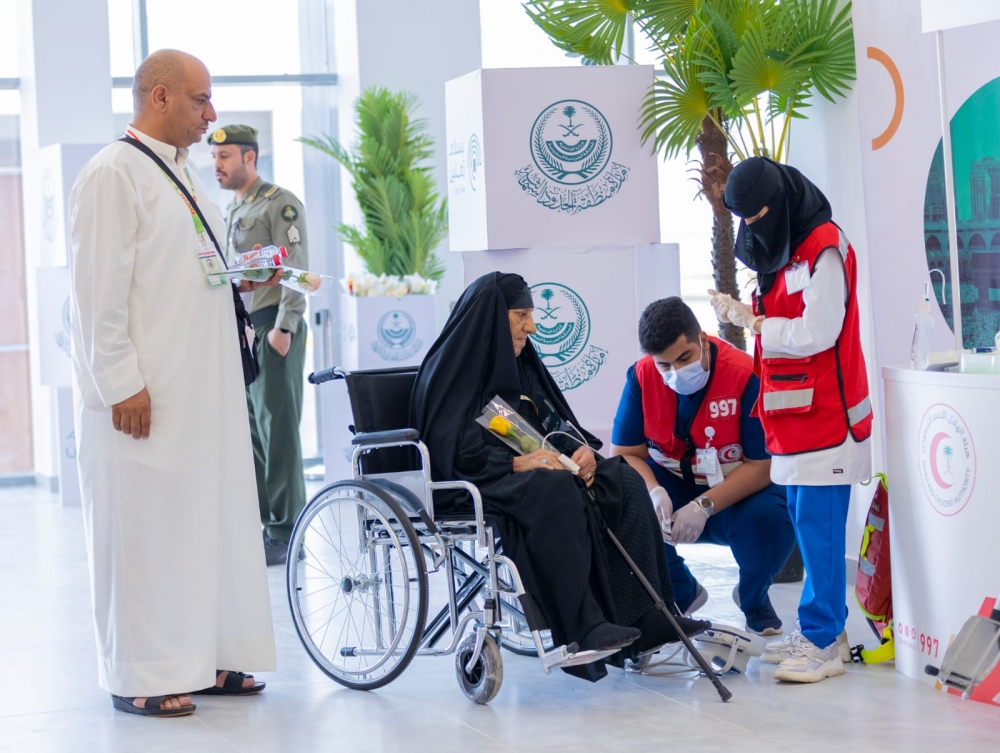 هيئة الهلال الأحمر بالحدود الشمالية تقدم خدماتها الإسعافية والتطوعية للحجاج العراقيين بمنفذ جديدة عرعر