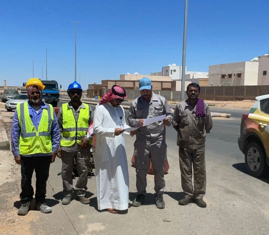 الفرق الرقابية بمحافظة طريف تنفذ زيارات تثقيفية لقرار منع العمل تحت أشعة الشمس