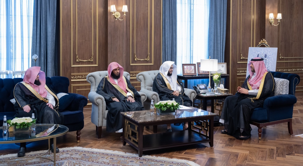 سمو أمير الحدود الشمالية يستقبل مدير فرع هيئة الأمر بالمعروف بالمنطقة