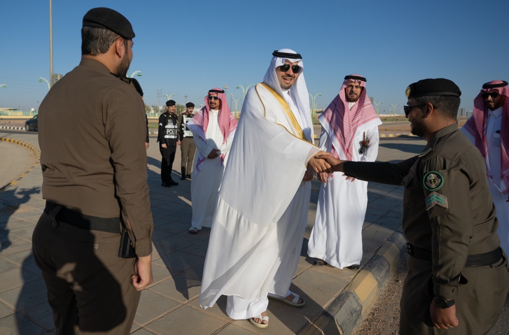 سمو أمير الحدود الشمالية يعايد رجال الأمن بالميدان