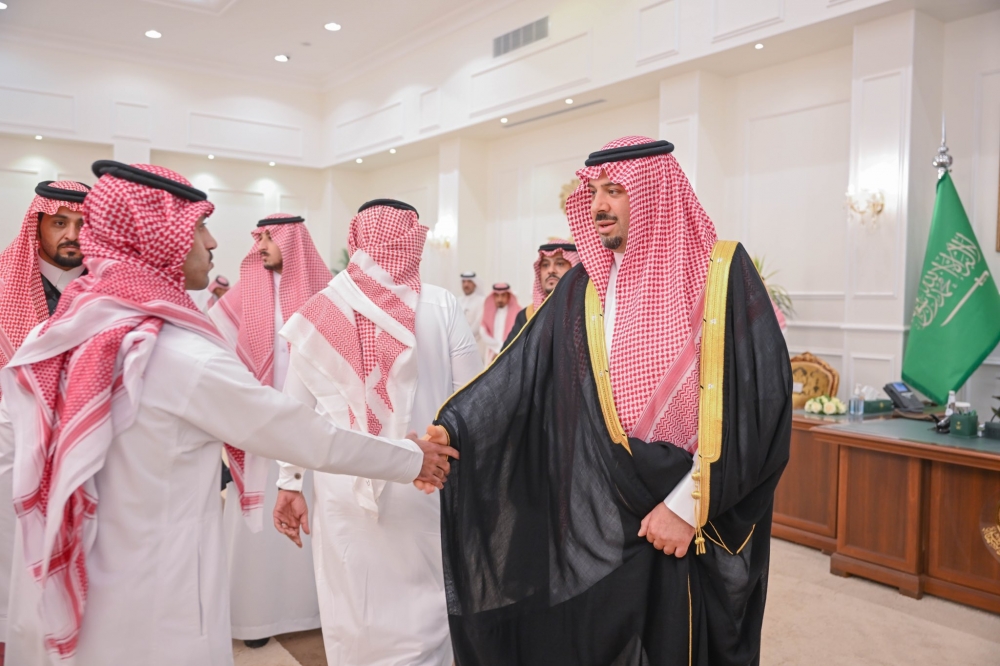 سمو أمير الحدود الشمالية يستقبل الوكلاء ومديري الأقسام وموظفي الإمارة