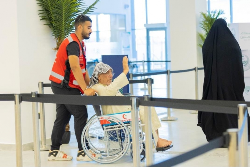 فرع الهلال الأحمر بالحدود الشمالية يقدم خدماته الإسعافية والتطوعية لتوديع الحجاج المغادرين عبر منفذ جديدة عرعر