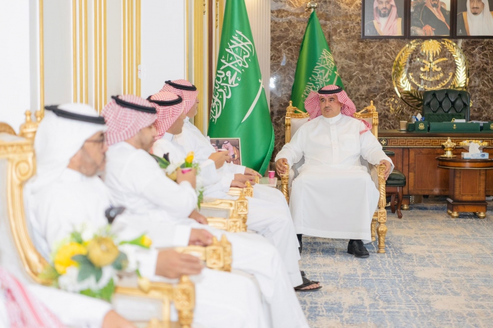 محافظ رفحاء يدشن مبادرة (لاتشيل هم أنت في السعودية) بحضور مدير عام فرع الوزارة بمنطقة الحدود الشمالية