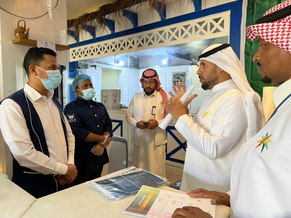 فرع وزارة الموارد البشرية بالحدود الشمالية ممثلاً بوحدة الرقابة بعرعر ينفذ برنامج توعوي بنظام مكافحة جرائم الاتجار بالأشخاص