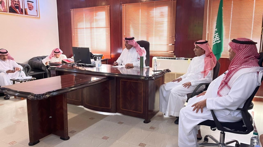 مدير الإشراف التربوي بتعليم الحدود الشمالية الأستاذ محمد داوود العطيوي يعقد اجتماع بعدد من مديري المدارس ممن شملتهم حركة التنقلات الصادرة مؤخراً